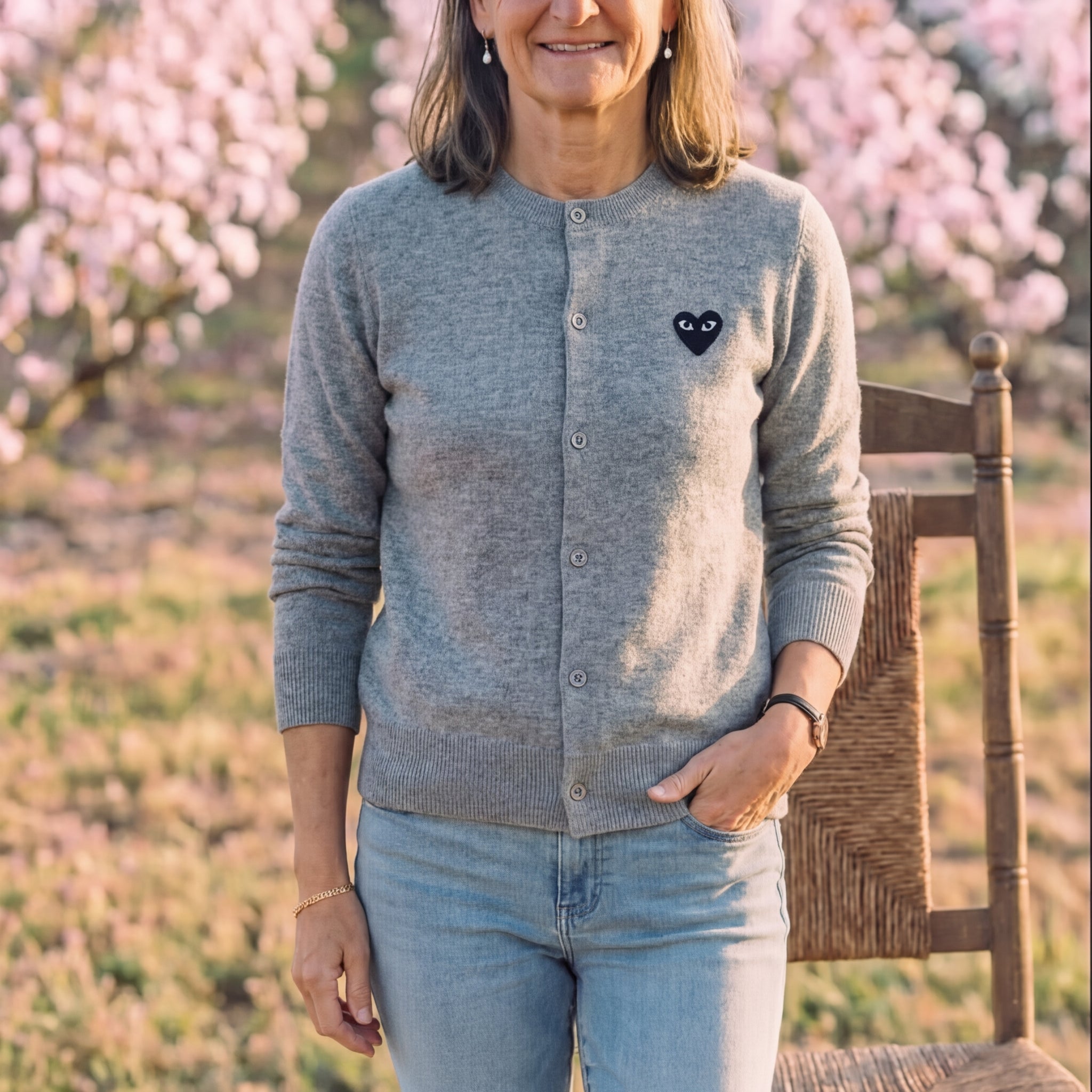 Round neck light gray black heart